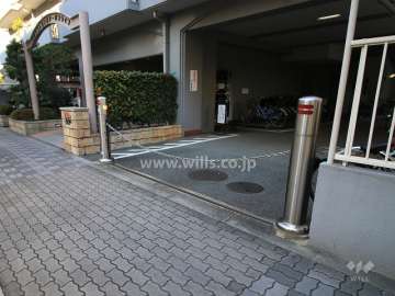 駐車場出入り口（ロボットゲート付き）