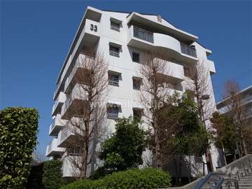 公団千里緑丘団地３３号棟の外観（南東側から）