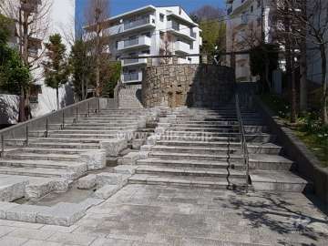 敷地の南東側は天の川広場に面しています。