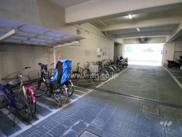 屋内に設けられた駐輪場
