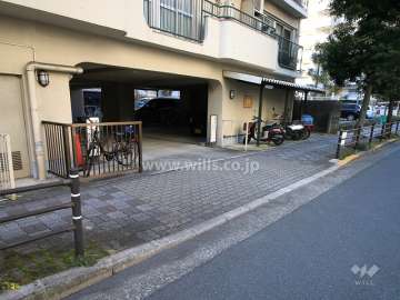駐車場出入り口
