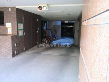 地階にある駐車場へのアプローチ