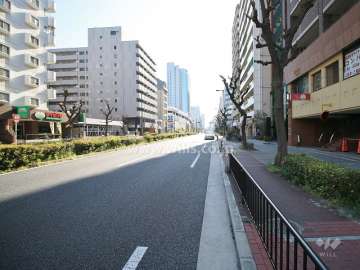 敷地北側の前面道路（西側から）