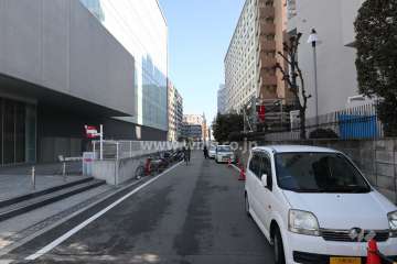 敷地の北側前面道路（西側から）