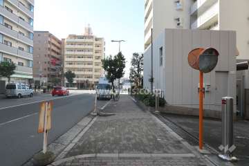 敷地の南側前面道路（東側から）