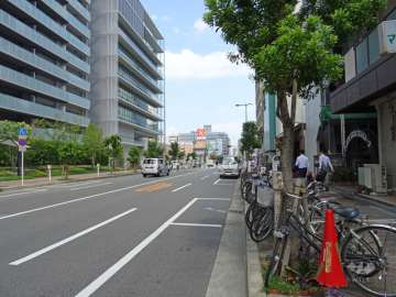 敷地北側の前面道路(西側から)