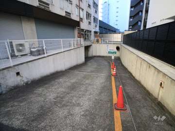 地階にある駐車場へのアプローチ
