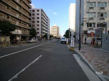 敷地南側の前面道路（東側から）