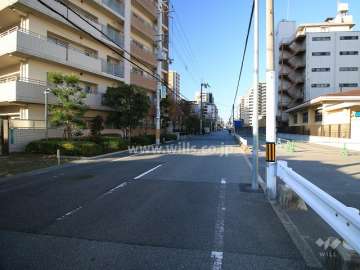 敷地北側の前面道路（東側から）