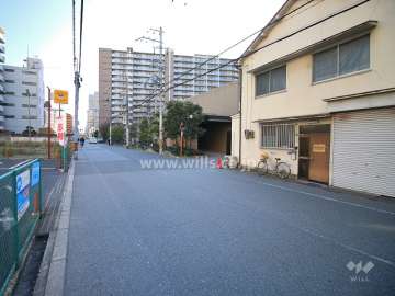 敷地北側の前面道路（西側から）