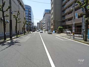 敷地東側の前面道路