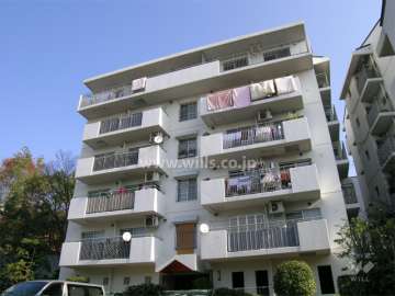 公団千里緑丘団地３５号棟の外観（西側から）