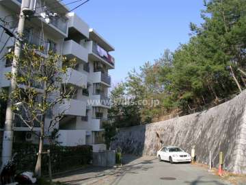 公団千里緑丘団地３５号棟の外観（東側から）