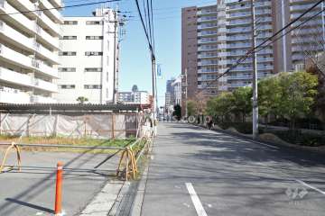 敷地の南側前面道路（東側西側から）