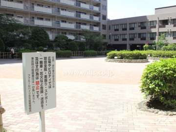 敷地内には広場があります。