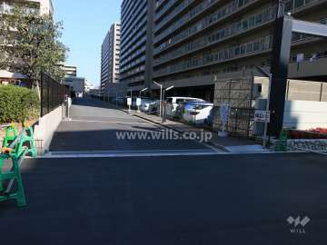 駐車場出入り口（ロボットゲート付き）