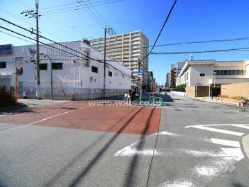 敷地南側の前面道路（東側から）