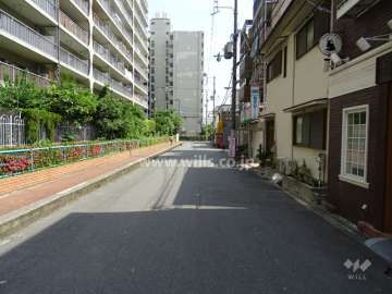 敷地西側の前面道路