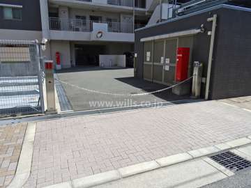 敷地内駐車場の入り口（ロボットゲート付）