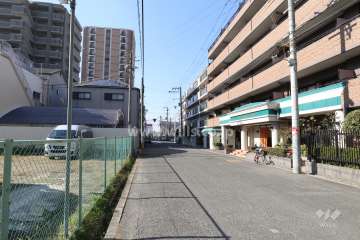 敷地南側の前面道路