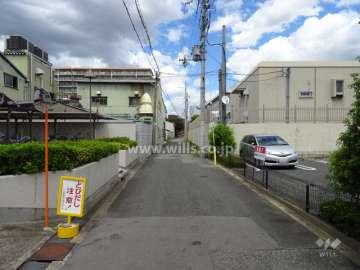 敷地東側の前面道路(南側から)