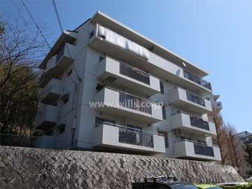 公団千里緑丘団地３６号棟の外観（西側から）