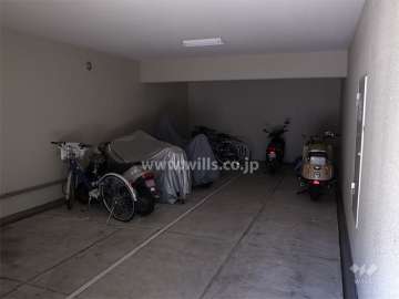 建物1階にある駐輪場、バイク置き場