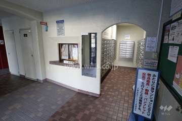 エントランスホールと共用ポスト