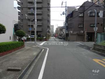 西側前面道路(北側から)