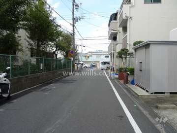 西側前面道路(南側から)