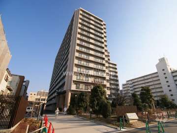 ファミール北大阪リンクスの外観（南西側から）