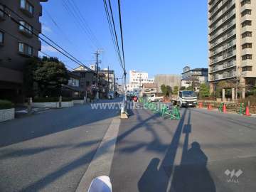 敷地南側の前面道路（東側から）