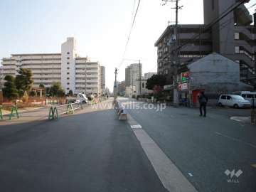 敷地南側の前面道路（西側から）