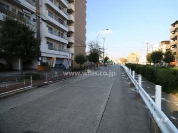 敷地北側の前面道路（東側から）