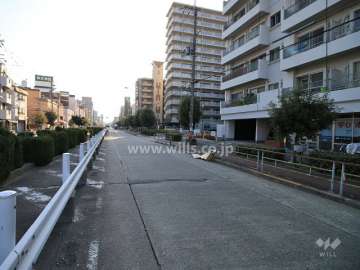 敷地北側の前面道路（西側から）