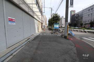 敷地の南側前面道路（西側から）