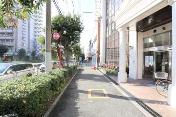 敷地の南側前面道路（東側から）