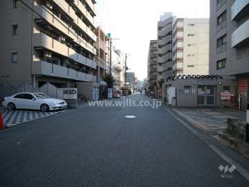 敷地南側の前面道路（西側から）