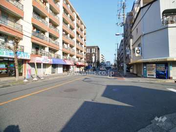 敷地東側の前面道路（南側から）