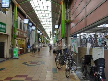 敷地北側は商店街に面しています。