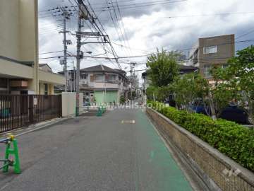 敷地南側の前面道路。