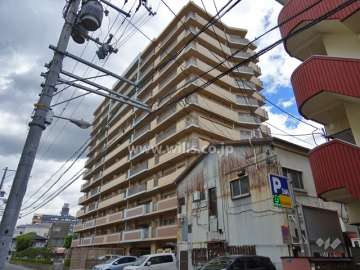 グランドール北大阪の外観(南東側から)