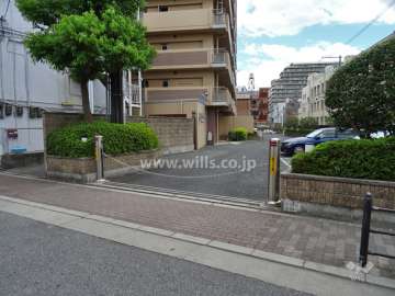 駐車場の出入口(ロボットゲート付き)
