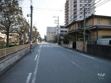 敷地北側の前面道路（西側から）