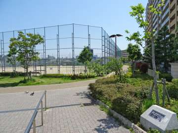 物件東側に隣接して『十八条中央公園』があります。