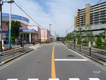 物件の東側前面道路（南側から）
