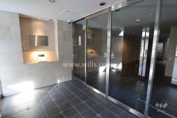 エントランスはオートロック付きです。