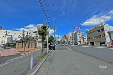 敷地東側の前面道路