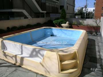 敷地内のプール