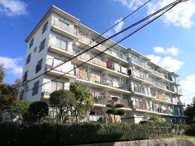 高槻塚原台ハイツ15号棟の外観（南西側から）